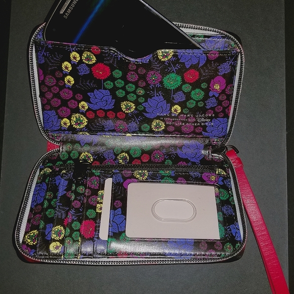 Marc by Marc Jacobs x Disney Zip Around Wristlet - Picture 11 of 13